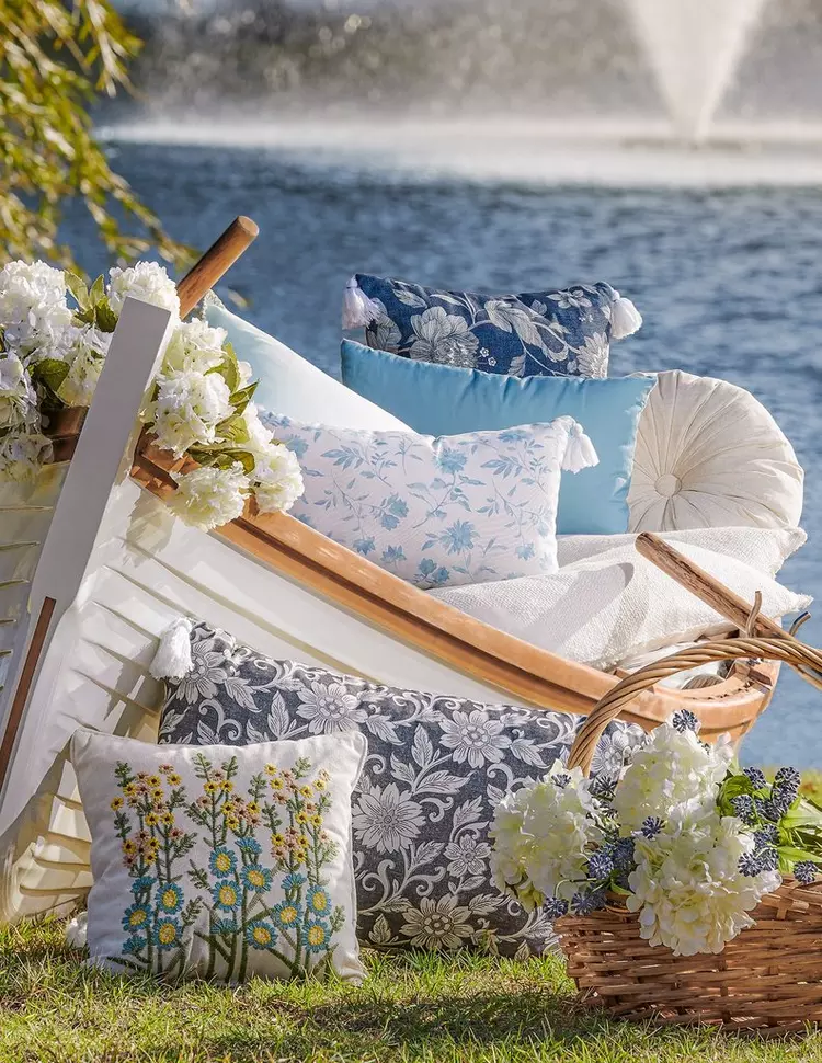 Outdoor Pillows & Cushions